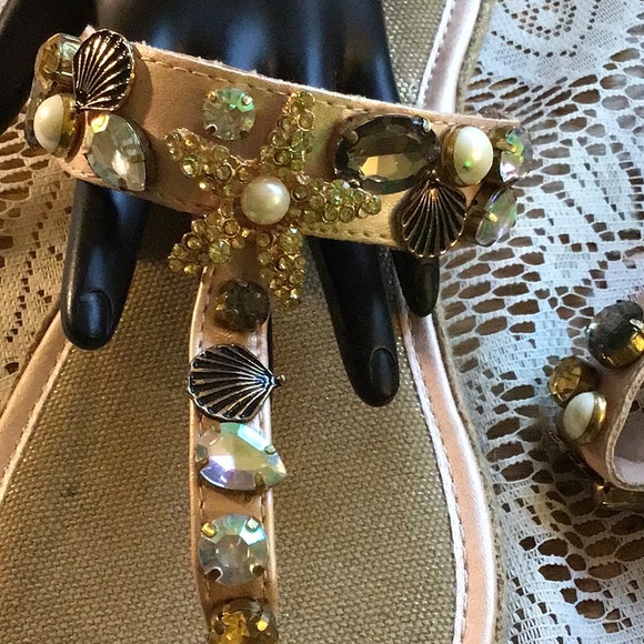 Beautiful prong set beach shell sandals excellent condition size 10 - Picture 3 of 3